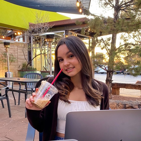 Meet your Posher, Lauren - Picture 2 of 4